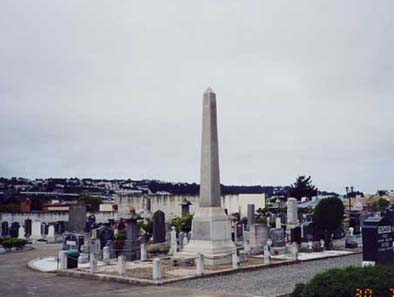 コルマの日本人共同墓地にそびえ立つポテト王顕彰記念碑