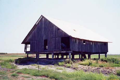 ベーコン島に残る高床式の馬小屋兼飼料倉庫