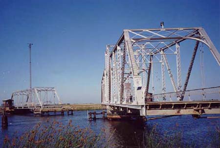 運河を跨ぐ回転鉄橋